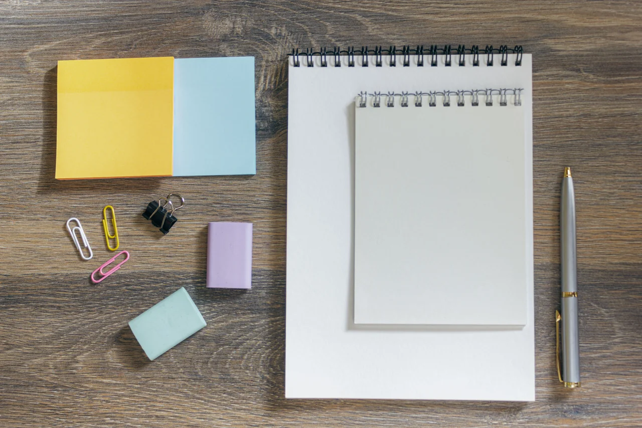 Appunti e checklist su scrivania: come scegliere un gestionale per psicologi